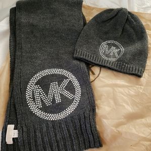 Scarf and hat Micheal Kor